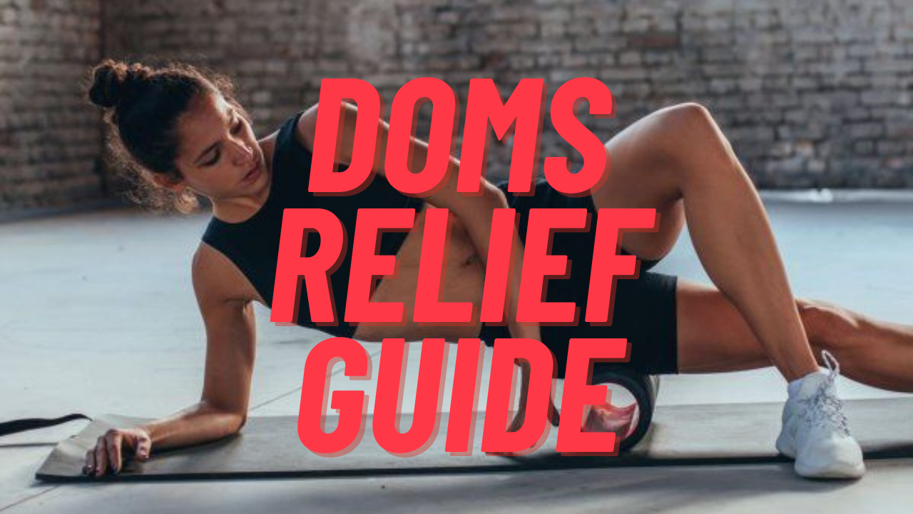 운동 후 근육통 완화를 위해 폼롤러 마사지와 단백질 식단을 챙기는 모습