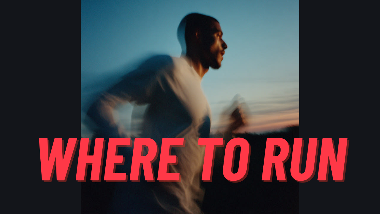 석양이 지는 하남 미사경정공원에서 달리는 러너의 뒷모습